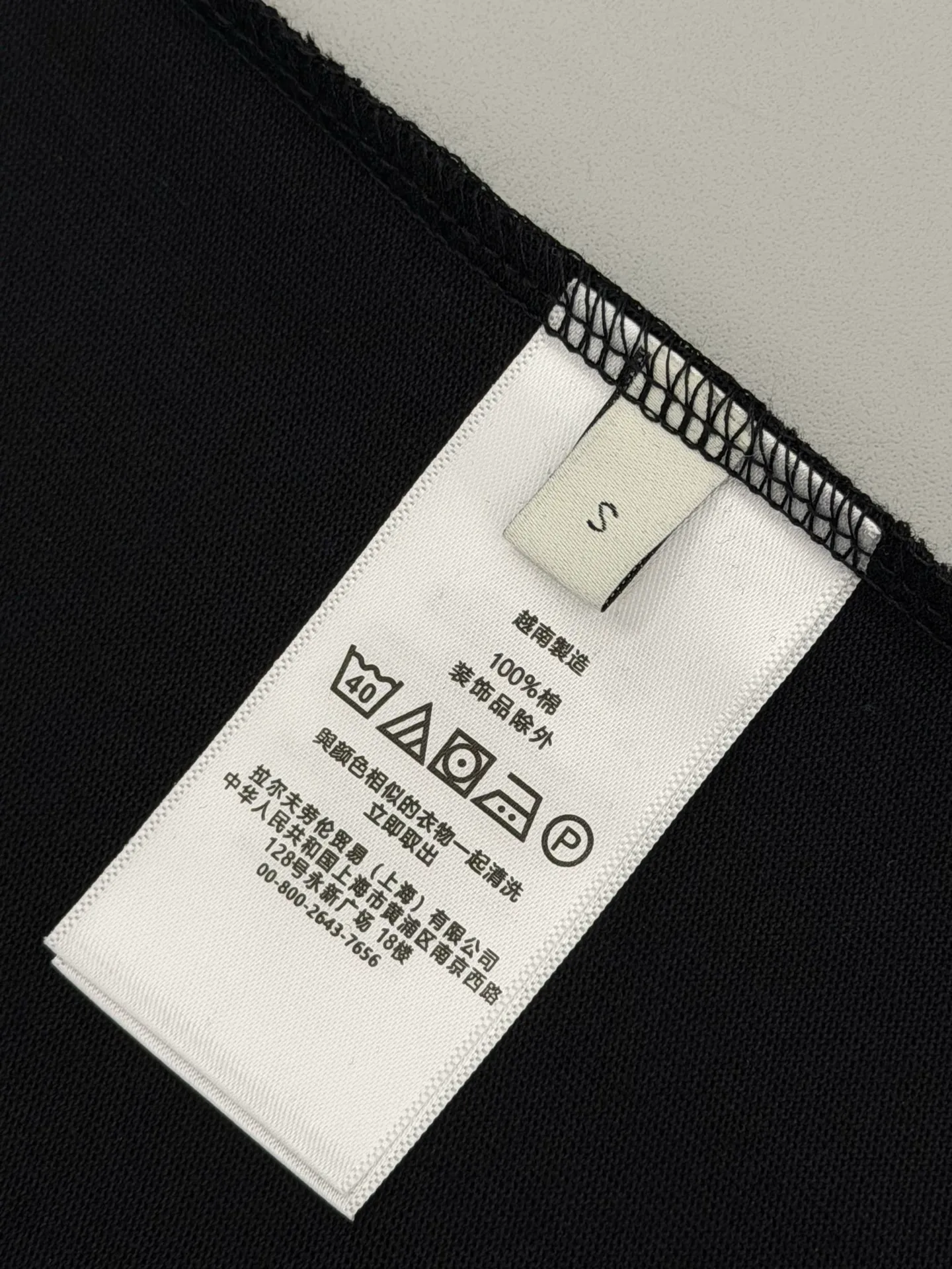 P160 [High Quality]Ralph Lauren*Ralph Lauren embroidery micro-label simple‼ ️Short-sleeved T-shirt 💗Ralph Lauren classic short-sleeved T-shirt, custom-made 280g pure cotton fabric, soft and breathable, classic horseback golf🏌️ embroidery on the chest, logo + logo embroidery on the back, simple and recognizable. Round neck design, neat tailoring, customized 280g pure cotton fabric, soft and smooth to the touch, great breathability, super comfortable to wear in summer! The same loose version for men and women, OK to wear alone or layered, versatile ~ 𝐂𝐎𝐋𝐎𝐔𝐑: black white 𝐒𝐈𝐙𝐄: S-xL Size chart: S: Shoulder width 51 - Bust 55 - Clothing length 70 M: Shoulder width 53 - Bust 57 - Clothing length 72 L: Shoulder width 55 - Bust 59 - Clothing length 74 XL: Shoulder width 57 - Bust 61 - Clothing length 76